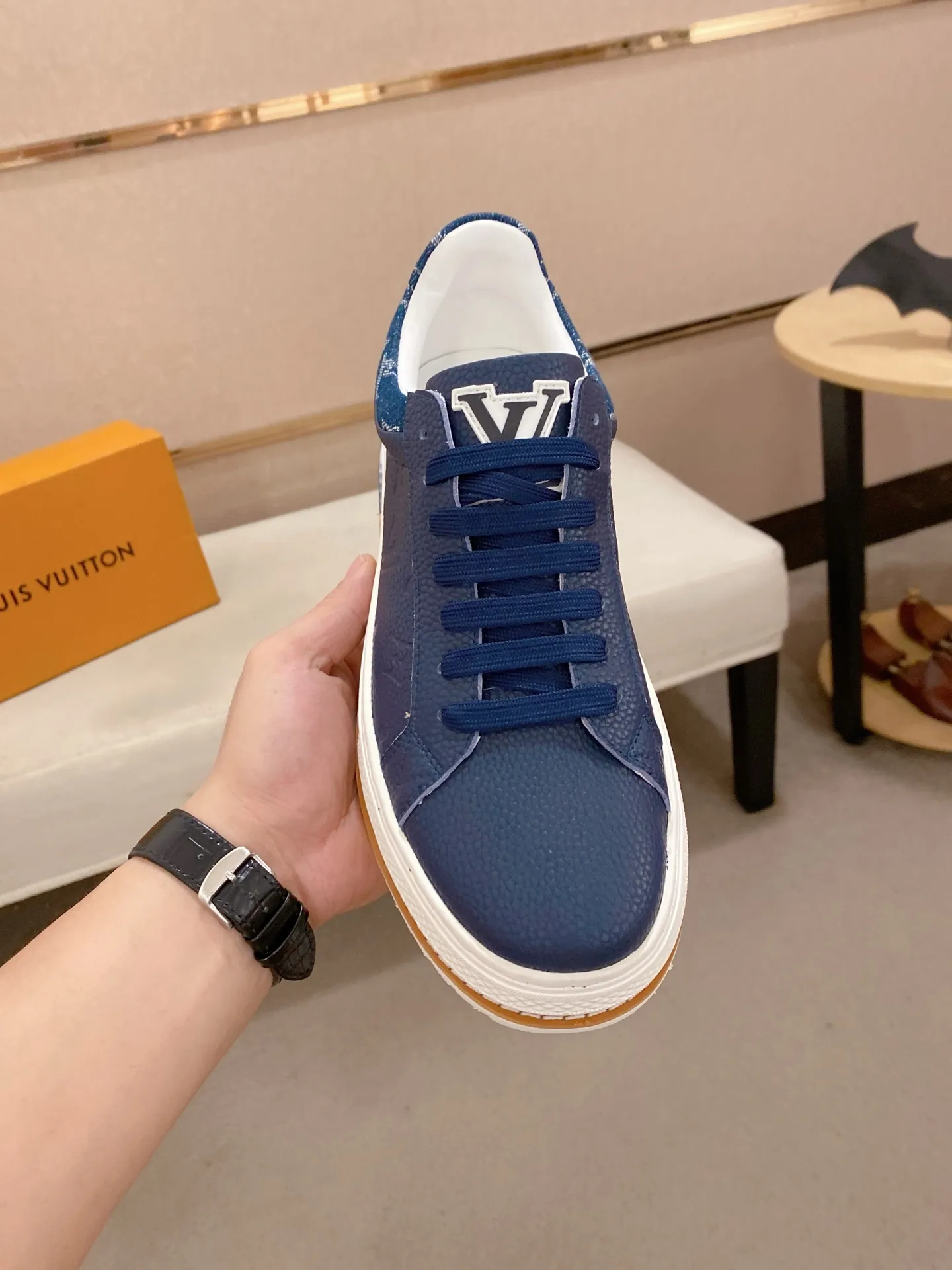 Men's shoes💰 420💰louis vuitton (Louis Vuitton/lv)🔍🔍The new counters are on sale at the same time. The uppers are imported from Italy. ⃣️Re-engraved🇮🇹💪💪, ⚠Sole: The original sole is specially provided by the original factory, the exclusive movable molded sole is super comfortable, ⚠Original and single goods 🔍high quality, you can enter and leave the counter at will, welcome to compare⚠. Code number: 38-44 (45/customized, non-refundable)